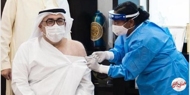 وزير الصحة الإماراتي يتلقى الجرعة الأولى من لقاح «كوفيد-19»