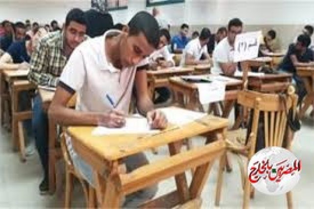 طلاب الدبلومات الفنية يؤدون الامتحان في ثاني أيام الدور الثاني 