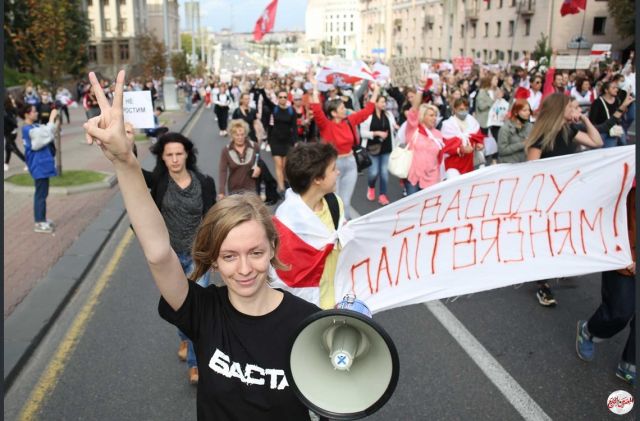 عشرات آلاف المتظاهرين في شوارع العاصمة البيلاروسية رغم الضغوط الأمنية