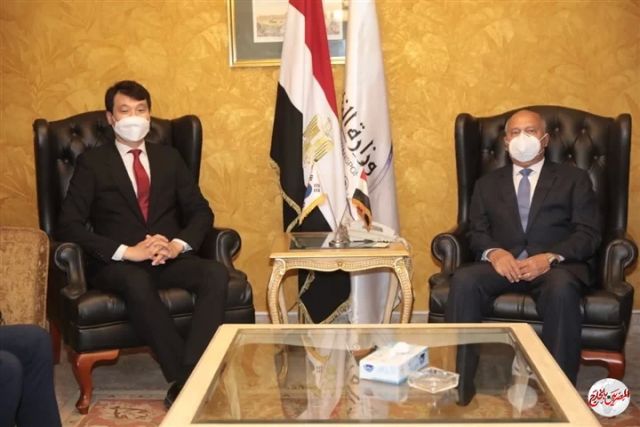 وزير النقل يبحث مع سفير كوريا الجنوبية توريد القطارات الجديدة وتحديث الإشارات