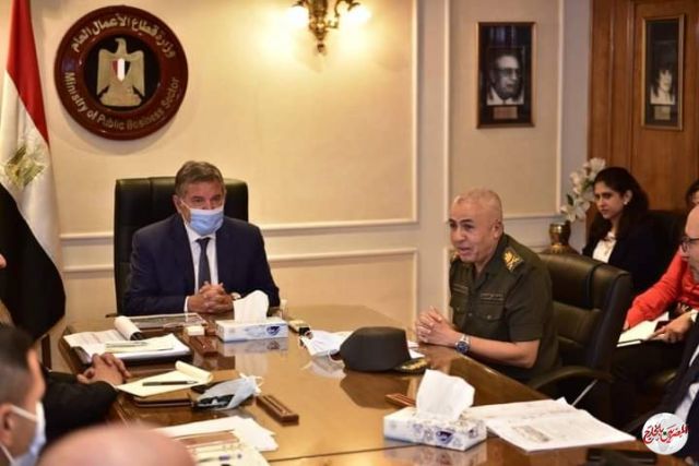 وزير قطاع الأعمال العام يستعرض موقف تطوير 3 محالج قطن