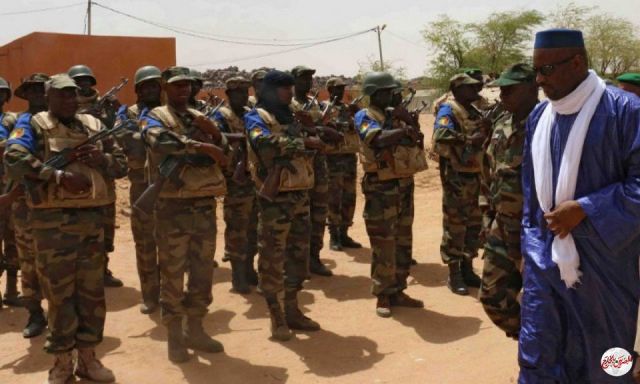 تعيين وزير الدفاع الأسبق في مالي "با نداو" رئيساً مؤقتاً للبلاد