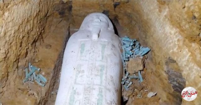 الآثار: العثور على تابوت حجري وتماثيل من الاوشابتي بمنطقة آثار الغريفة بالمنيا