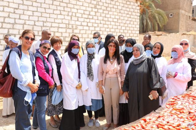 بالصور.. "المشاط": مشروع تجفيف الطماطم يعزز التمكين الاقتصادي للسيدات في الصعيد