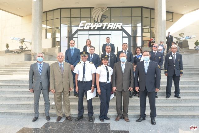 بالصور.. تكريم طاقم رحلة لندن لتعاملهم الاحترافي مع سيدة وضعت بالطائرة المصرية