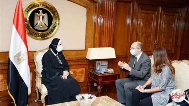 وزيرة الصناعة تدعو الشركات المجرية للاستثمار في قناة السويس