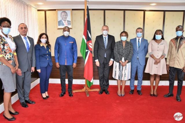 السفير المصري في نيروبي يلتقي بوزير الصحة الكيني.