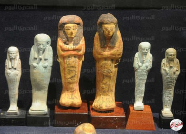"معاريف" تكشف عن سرقة "موشي ديان" آثاراً مصرية من سيناء