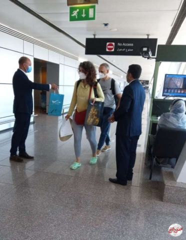 مطار الغردقة يستقبل 162 بولنديا بالورود والهدايا