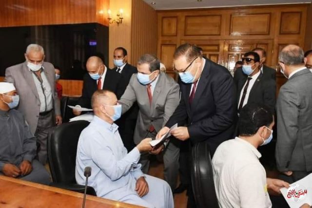 وزير القوي العاملة ومحافظ الشرقية يسلمان شهادات أمان وعقود عمل لذوي الهمم