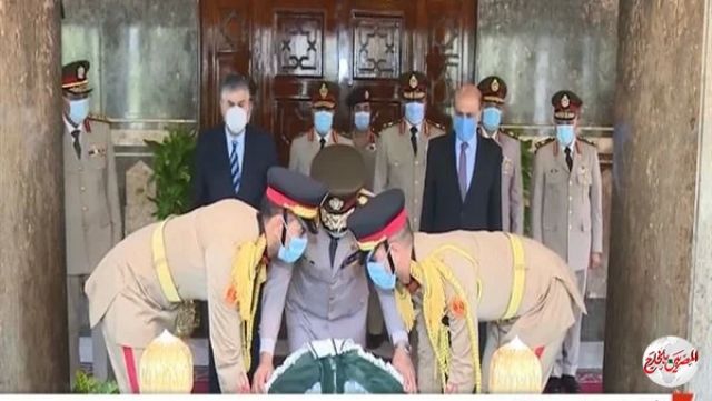 وزير الدفاع يضع إكليلا من الزهور على قبر الراحل جمال عبد الناصر