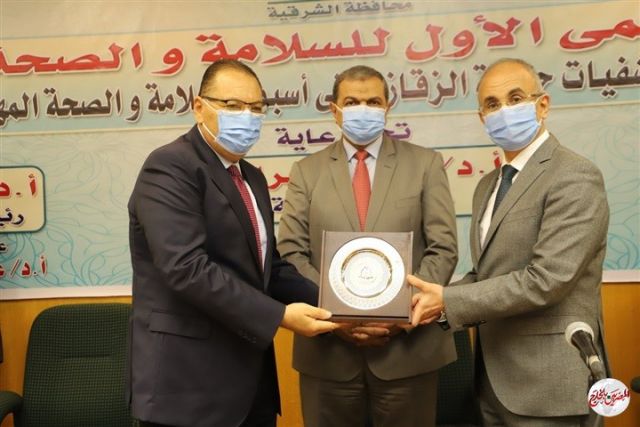 سعفان ومحافظ الشرقية يتبادلان الدروع في حفل توزيع عقود لذوي القدرات