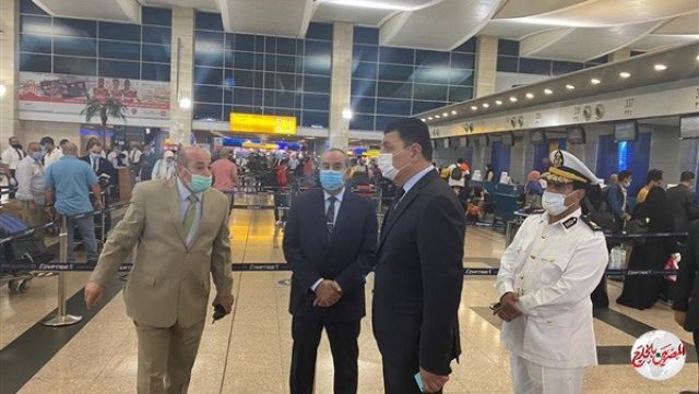 وزير الطيران يتفقد انسيابية حركة السفر والوصول للركاب في مطار القاهرة