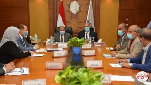 الوزير وشعراوي يتابعان تنفيذ المشروع القومي لرصف الطرق المحلية