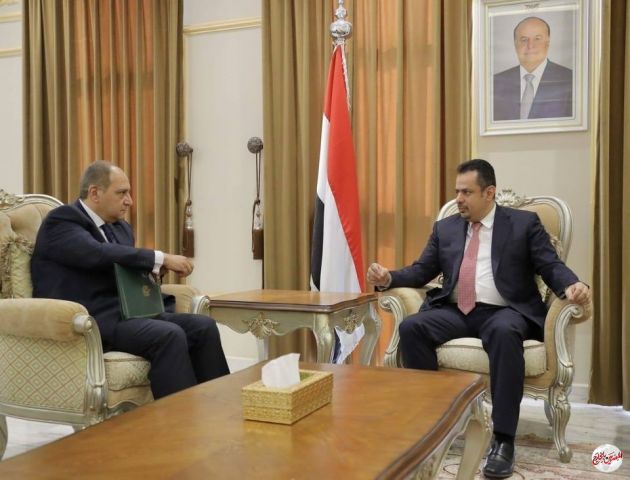 سفير مصر في الرياض يلتقي رئيس الوزراء اليمني