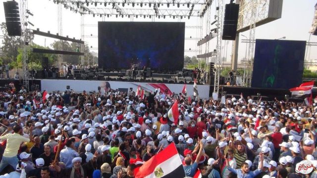 المصريون يحتفلون بذكرى انتصارات حرب 6 أكتوبر من أمام المنصة بمدينة نصر