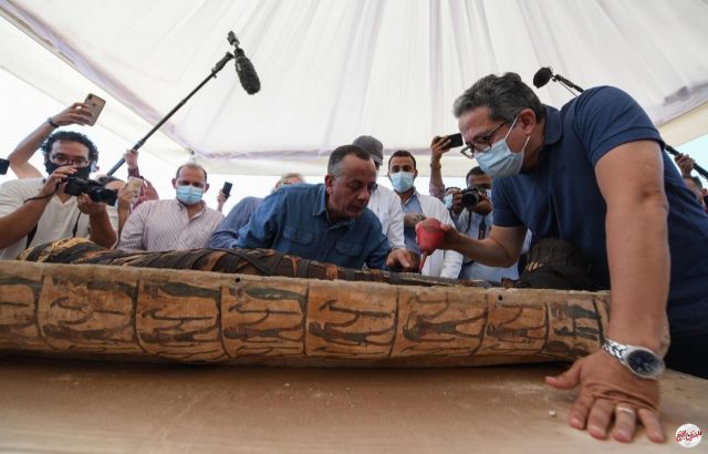 بالصور.. السفير السعودى يشيد بحضور الكشف عن 59 تابوتا خشبيا