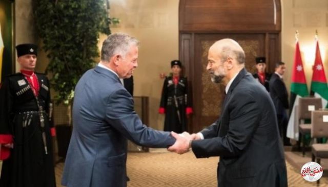 العاهل الأردني يقبل استقالة الحكومة ويكلف الرزاز بتصريف الاعمال