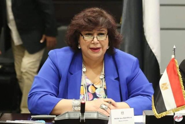 وزيرة الثقافة تسلم شهادات تخريج الدفعة الأولى من "صنايعية مصر"