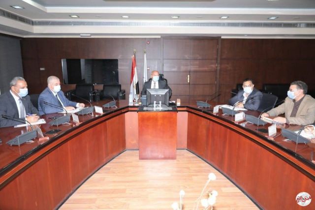 وزير النقل يتابع مع قيادات السكك الحديدية ومصنع سيماف مشروعات عربات الركاب