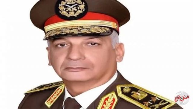 وزير الدفاع ينيب قادة الجيوش والمناطق لوضع أكاليل الزهور على النصب التذكاري