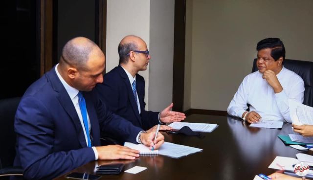 السفير المصري في كولومبو يبحث تعزيز العلاقات الاقتصادية مع وزير التجارة السريلانكي الجديد