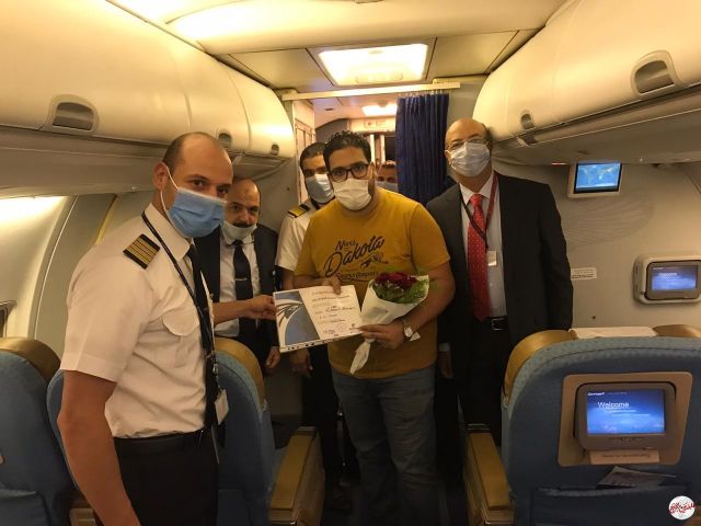 احتفالا باستئناف رحلات الإسكندرية دبي.. مصر للطيران تهدي 4 ركاب تذاكر مجانية