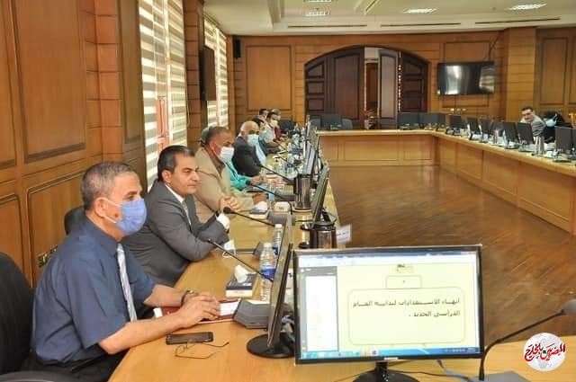 رئيس جامعة كفر الشيخ يترأس الإجتماع الشهري لمجلس العمداء