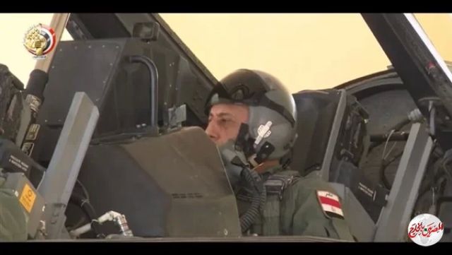 قائد القوات الجوية يستقل طائرة مقاتلة بمناسبة الاحتفال بعيد "نسور مصر"
