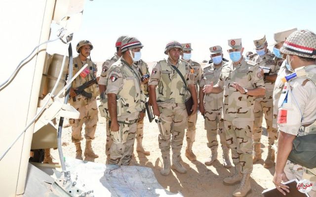 رئيس الأركان يشهد إحدى مراحل المناورة " ردع - 2020 " التى تنفذها وحدات من المنطقة المركزية العسكرية