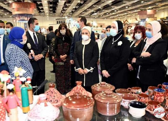 عقب زيارة إنتصار السيسي.. وزيرة التجارة: مد معرض تراثنا حتى السبت المقبل