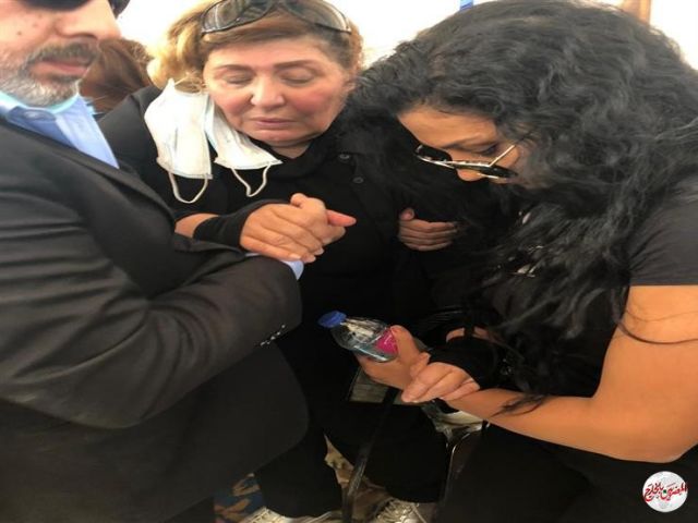 بالصور.. فنانة مصرية تفقد الوعي حزناً على محمود ياسين