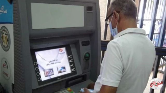 الحكومة تنفي تجميد صرف رواتب الموظفين بماكينات ATM لحين عمل بطاقة "ميزة"