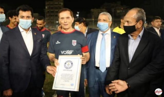 عمره 75 عامًا.. مصرى يدخل موسوعة جينس كأكبر لاعب كرة قدم في العالم