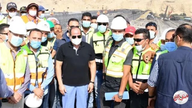 السيسي يتفقد عددا من مواقع العمل بمشروعات التطوير في شبكة الطرق بالقاهرة الكبرى