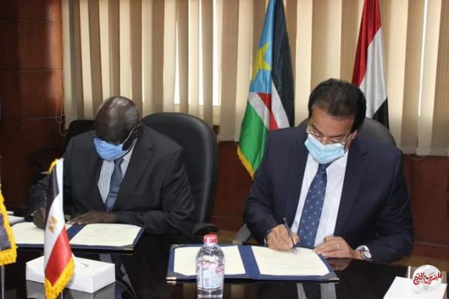 وزير التعليم يقدم 300منحة جامعية و100منحة دراسات عليا إلى وزارة التعليم بجمهورية جنوب السودان