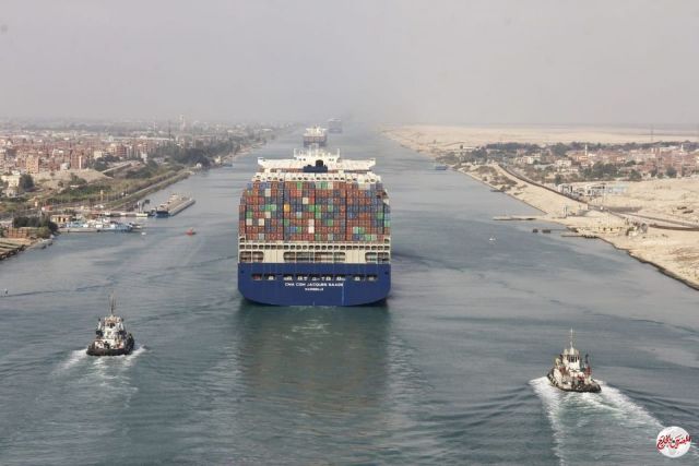 عبور أكبر سفينة حاويات في العالم تعمل بالغاز الطبيعي لقناة السويس